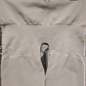 SKIMS- NWT/NWOT Shape-Wear